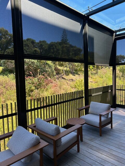 charcoal-mesh-motorised-blinds-ponsonby Charcoal mesh motorised outdoor blinds in black, providing UV protection and airflow for a Ponsonby space.